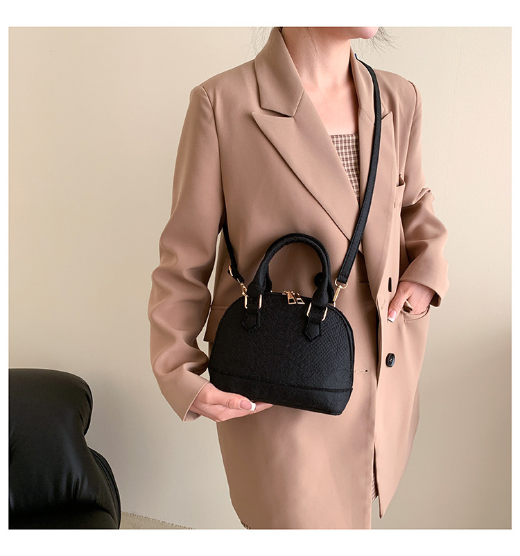 Women's Small All Seasons Felt Cloth Solid Color Streetwear Shell Zipper Shoulder Bag Handbag Dome Bag display picture 2