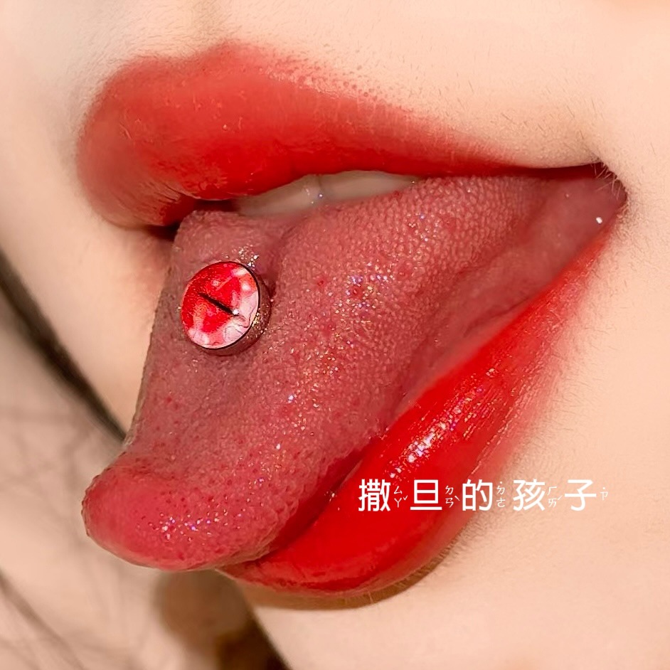 Silver pointed spike labret stud material detail