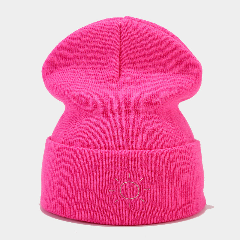 El otoño y el invierno nuevo sol simple bordado moda rizador pelo sombrero hombres y mujeres personalidad de la calle simple lana sombrero de punto