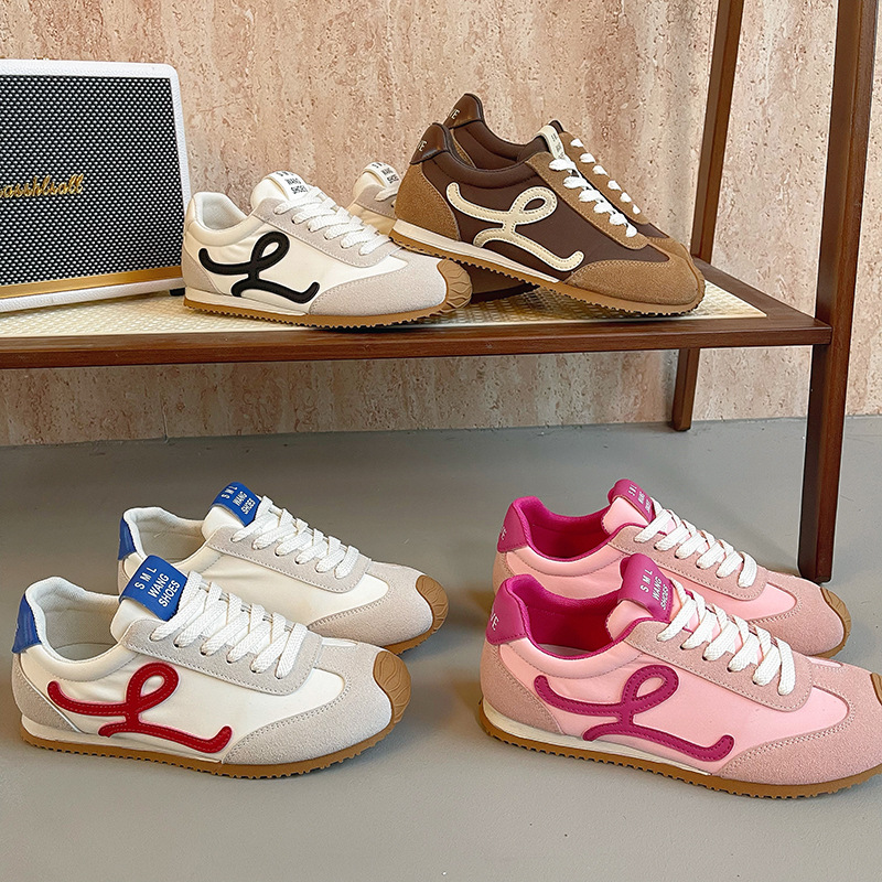 Wang Yibo es el mismo estilo de primavera de 2025 super explosión asimetría gran correa de cabeza de moda casual Agan De zapatos de entrenamiento para mujeres