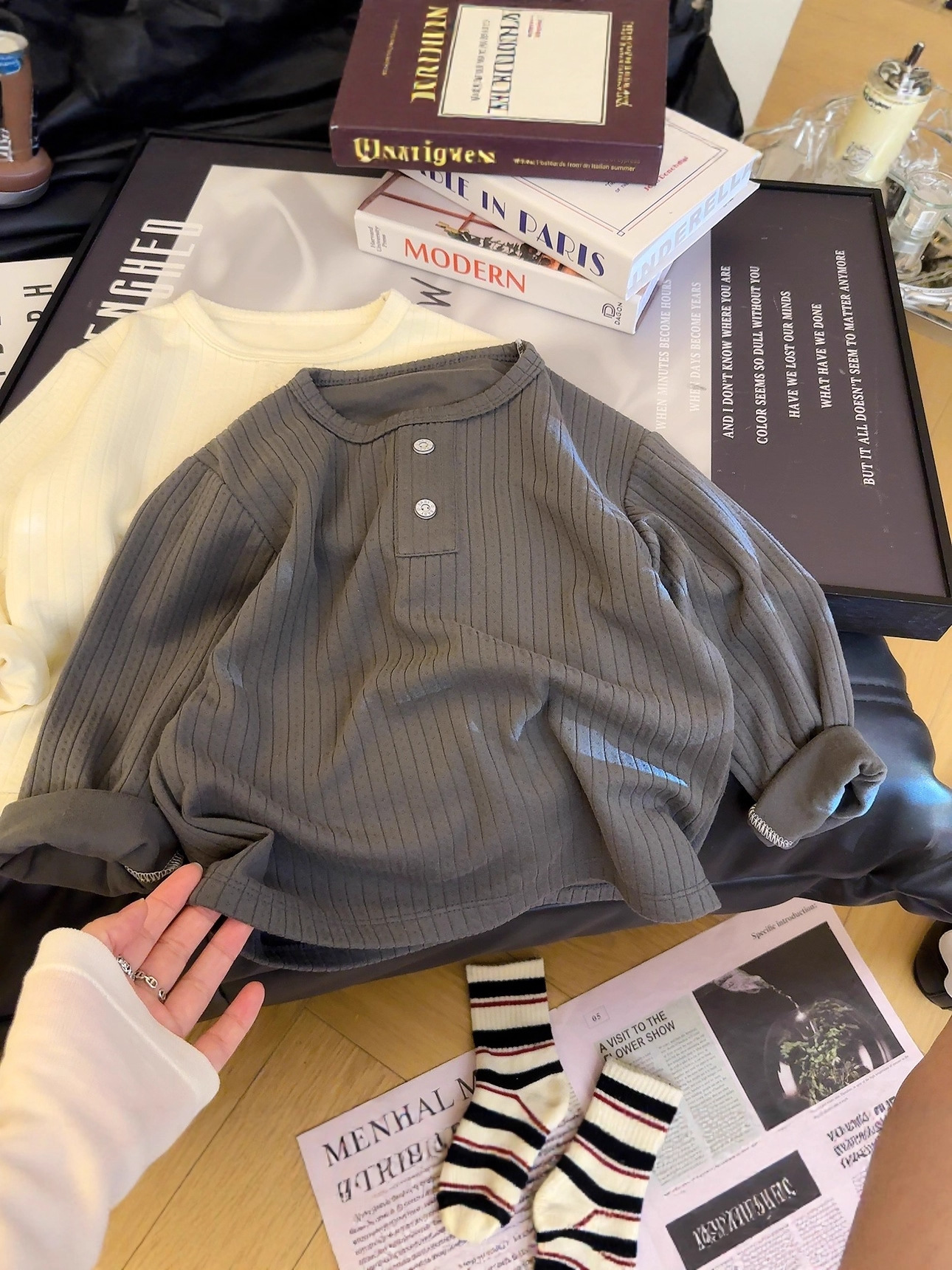 Nueva camiseta de tela de algodón para niños de color sólido, camiseta de cuello bajo para bebés con rayas de otoño para niñas