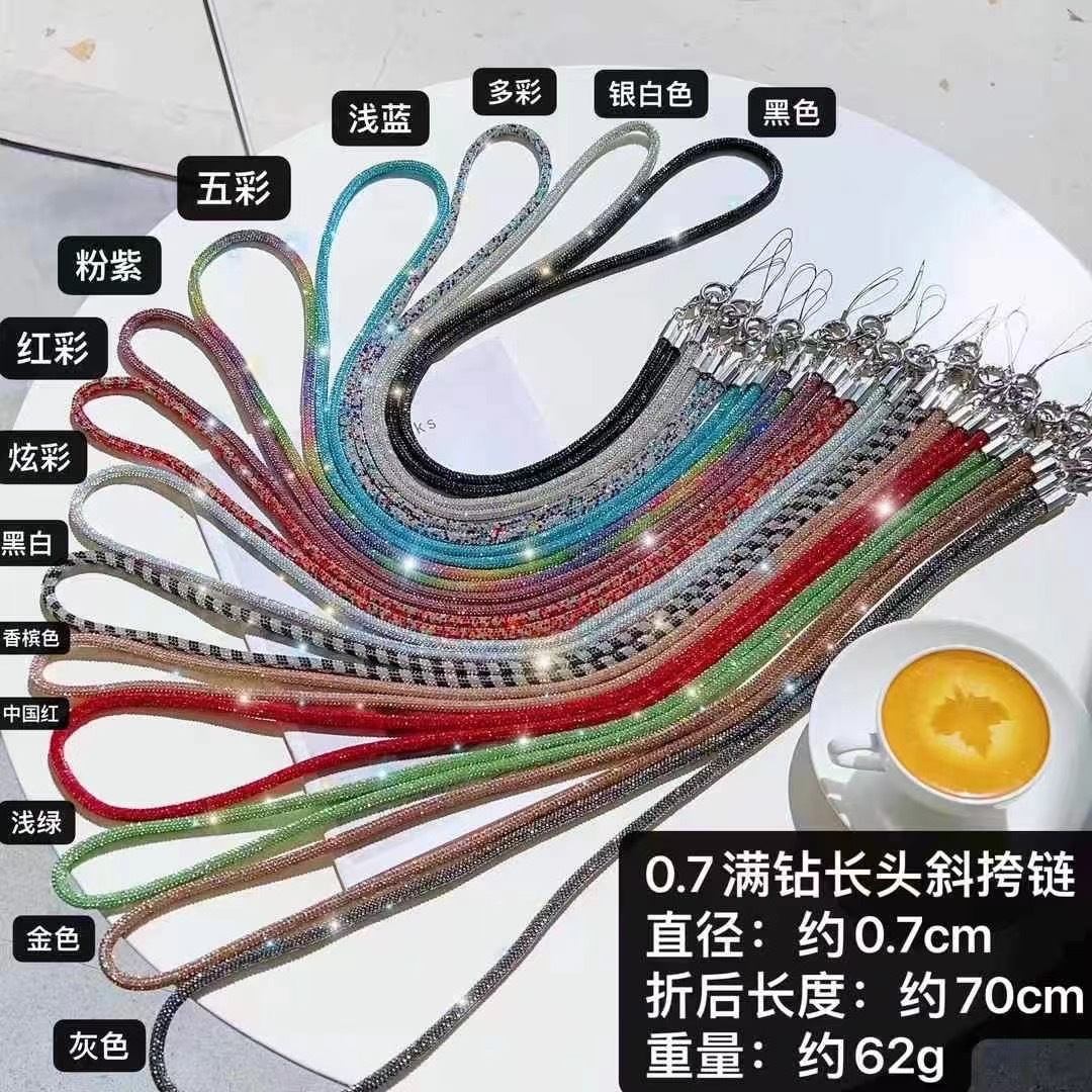 La nueva cadena larga oblicua de diamantes completos de 7mm, cordón para teléfono móvil, estilo explosivo, cadena de mensajero de un solo hombro de sentido avanzado de diamantes de imitación brillantes