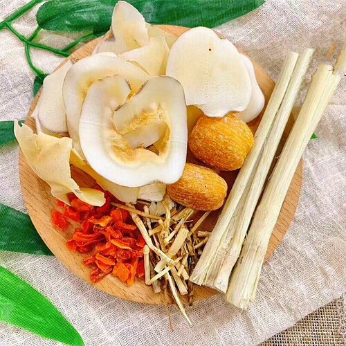Carefully selected ingredients for soup dumplings made with grass roots, bamboo cane water, sea coconut, snow pear and Guangdong children’s boiled water for all seasons.