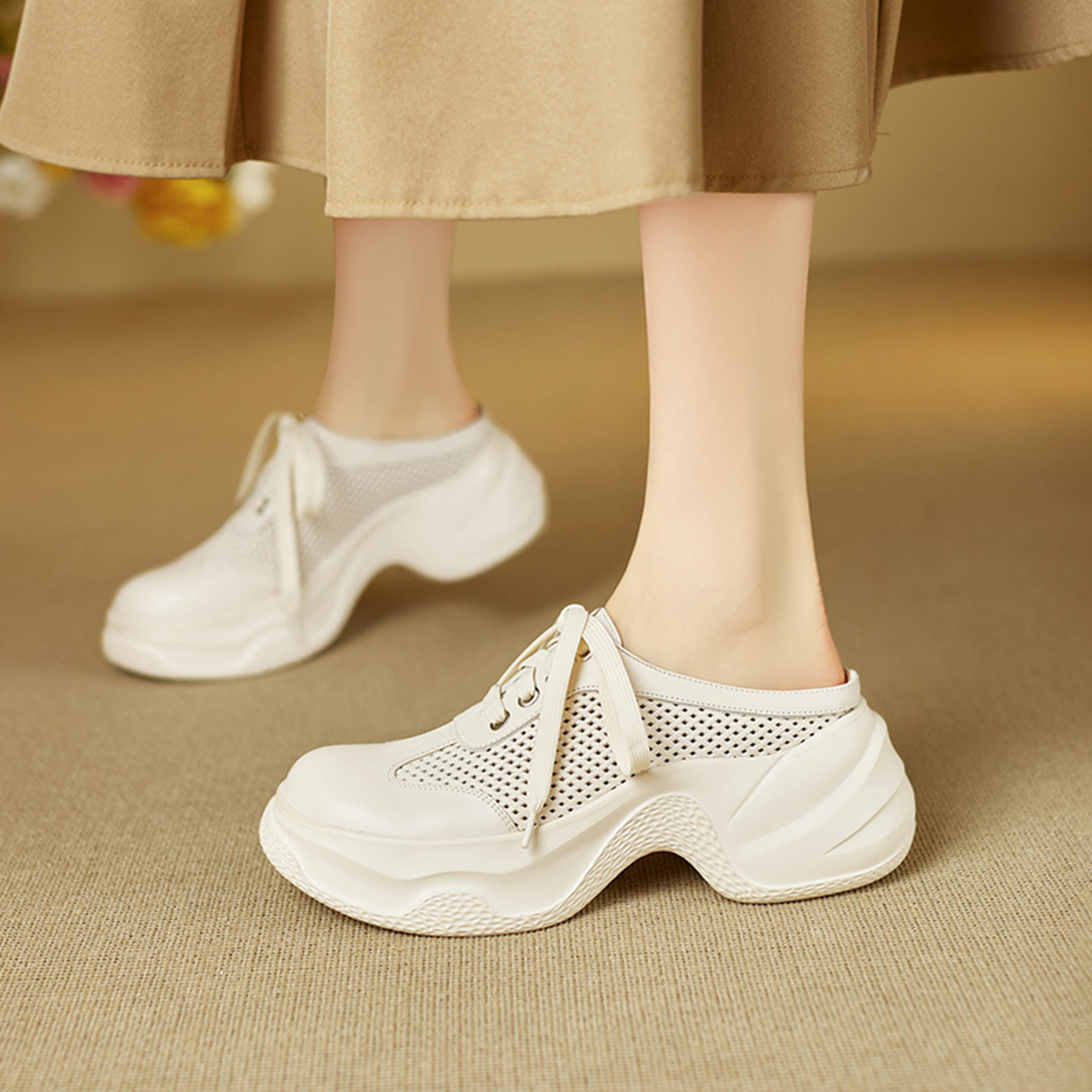 Dép sandal nữ quai chữ V đế bánh mì cao 5 cm, mũi trùm kín, phong cách casual — màu trắng ngà