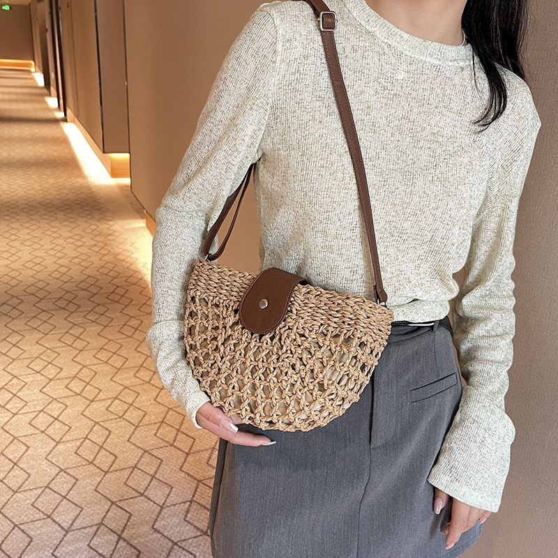 Bolsa de paja retrógrada semicircular agujerada 2026 nueva bolsa de tramo inclinada tejida a mano, bolsa de moda diaria casual de mujer.