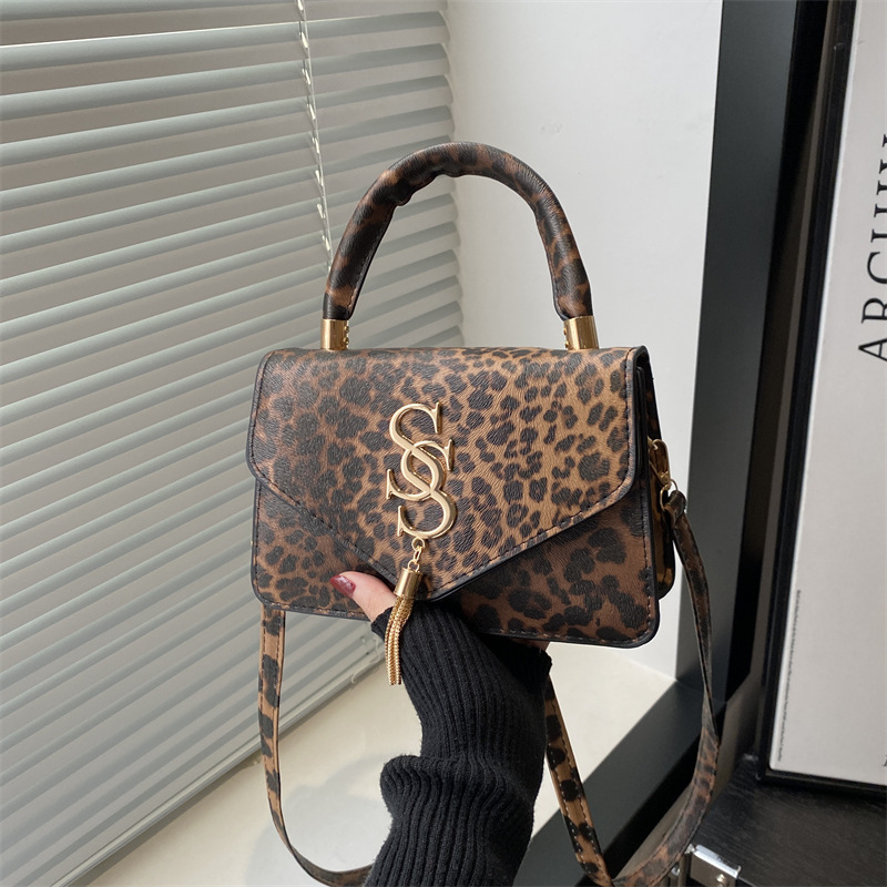 Bolso de hombro popular de este año para mujer 2024 otoño nuevo bolso literario simple moda con estampado de leopardo bandolera pequeño bolso cuadrado
