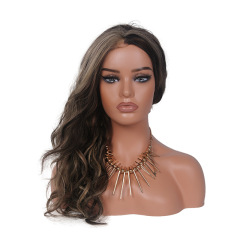 Peの大きい胸の欧米のかつらは肩のモデルのイヤリングのマフラーを撮影して頭のモデルの女性のモデルの欧米の頭のモデルを展示します。