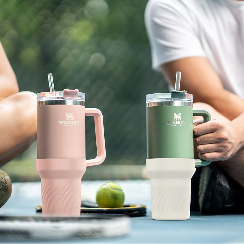 国境を越えた人気商品 スタンレー ウォーターカップカバー 氷入れ スタンレー 40オンス シリコンカップカバー 滑り止め 落下防止 傷防止 カップマット|undefined
