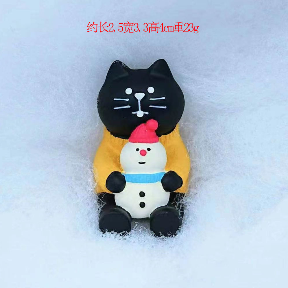 눈사람을 안고 있는 검은 고양이