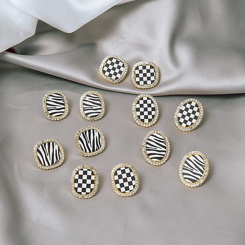 Fashion Fabric Checkerboard Stripes Black And White Geometric Retro Stud Earrings display picture 2