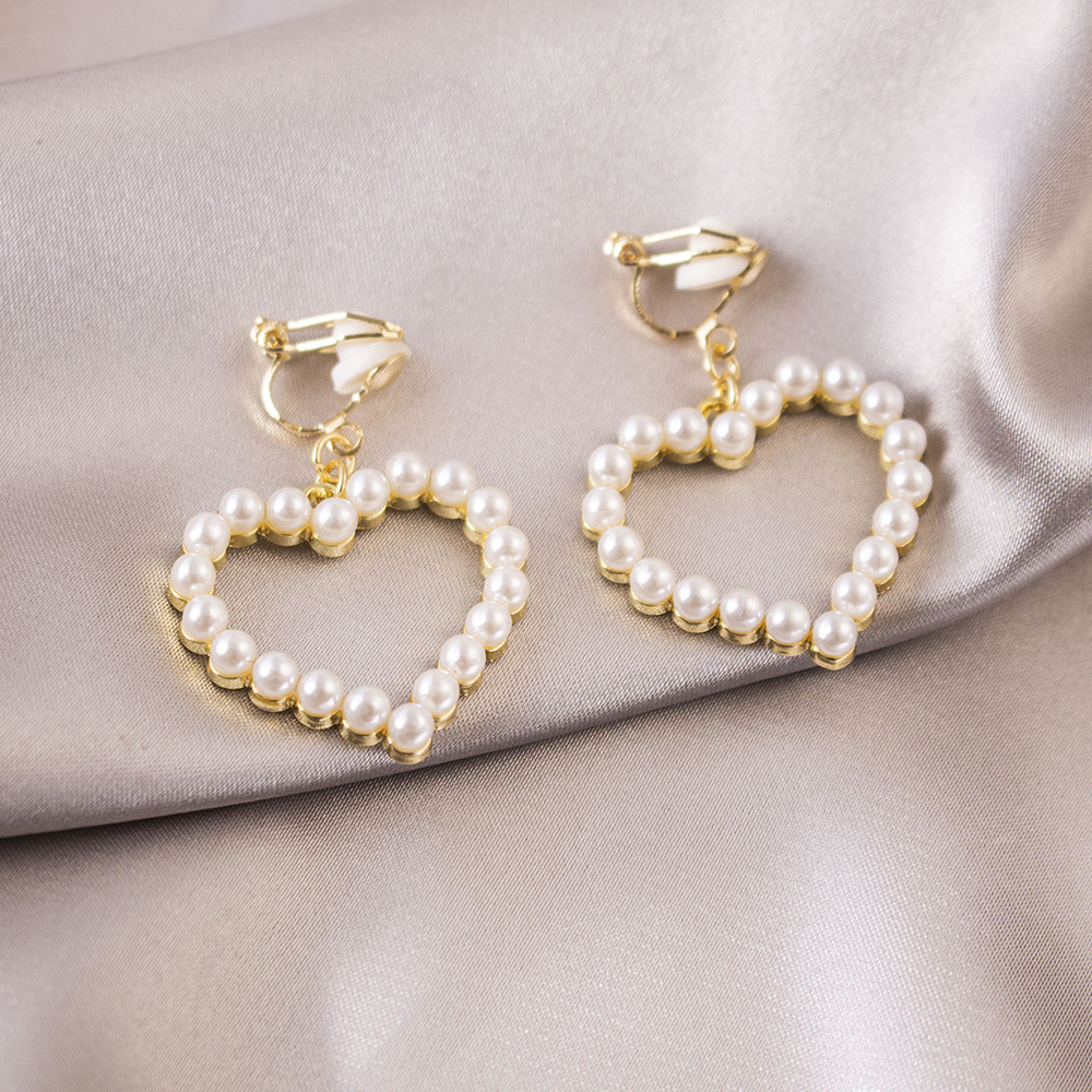 Japón y Corea del Sur Red Red Pearl Love Clip para la oreja Sin perforaciones de la oreja Temperamento de moda Pendientes triangulares de nicho Pendientes elegantes de todo fósforo Mujeres