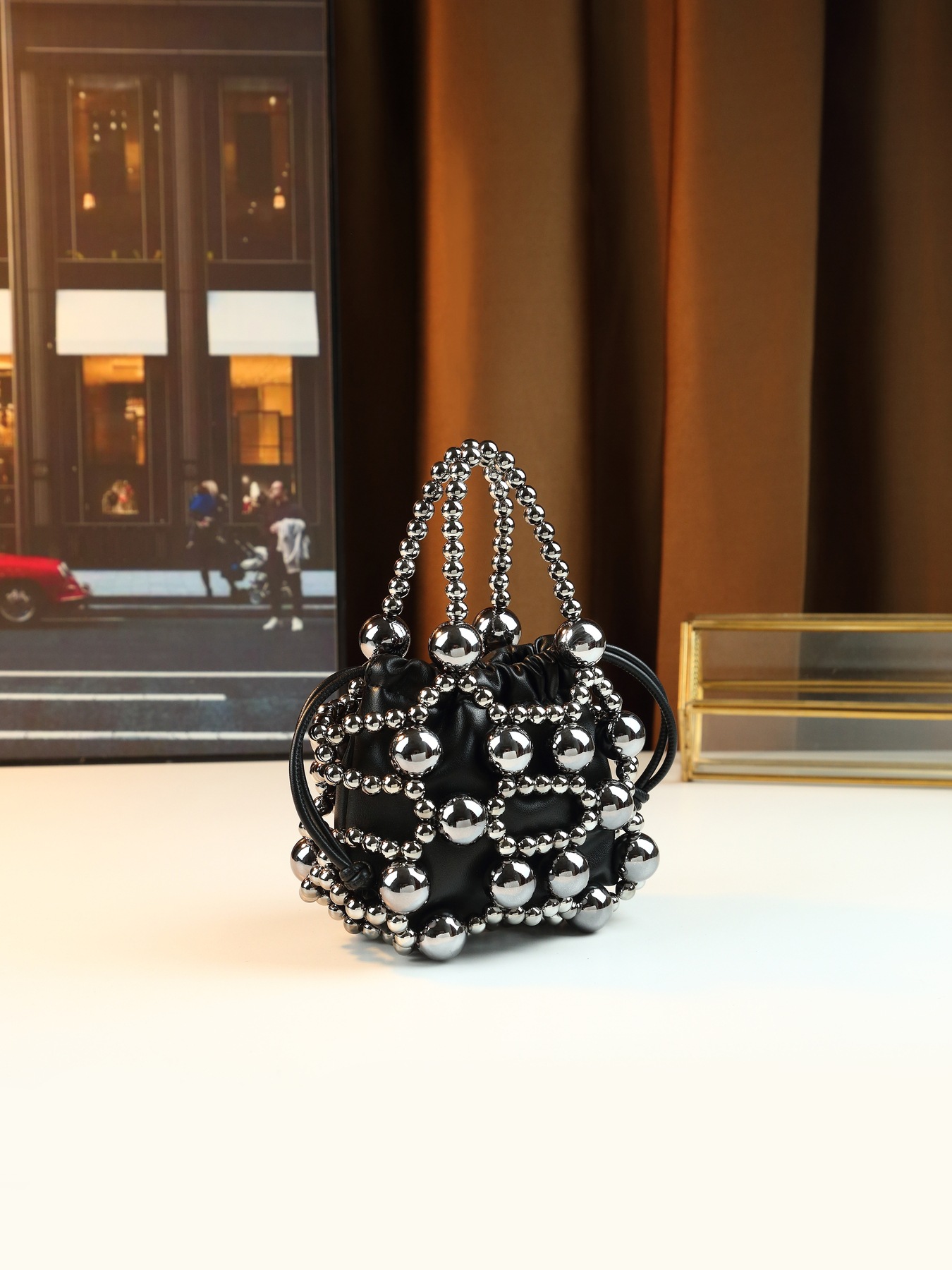 Borsa a secchiello donna con perle in metallo per sera_voghion.com
