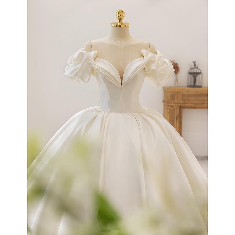 Vestido de novia de satén 2026, nuevo estilo francés para novias pequeñas, sencillo y elegante, con hombros descubiertos, estilo vintage, con cola larga.