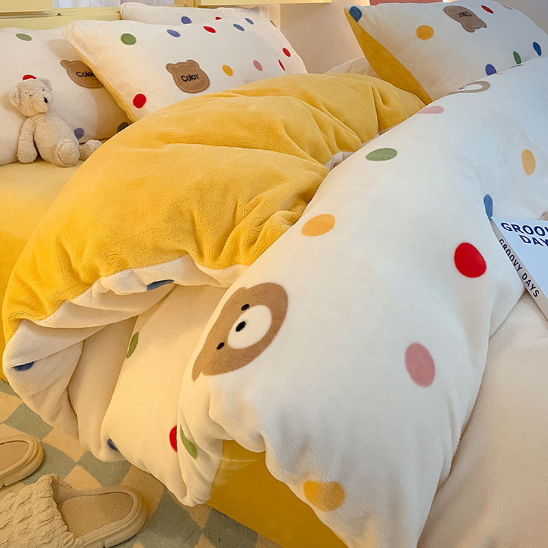 Cama de dibujos animados de leche de seda de cuatro piezas 2026 nueva sábanas de seda de coral de otoño y invierno cubierta de colcha de cama de tres piezas