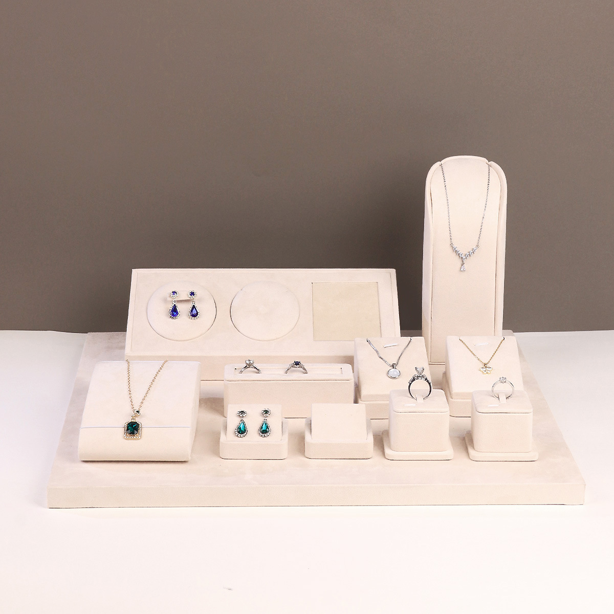 ����ֱ���ߵ���̨�鱦����չʾ���߽�ָ��׹������Ʒ�ڷų��м�