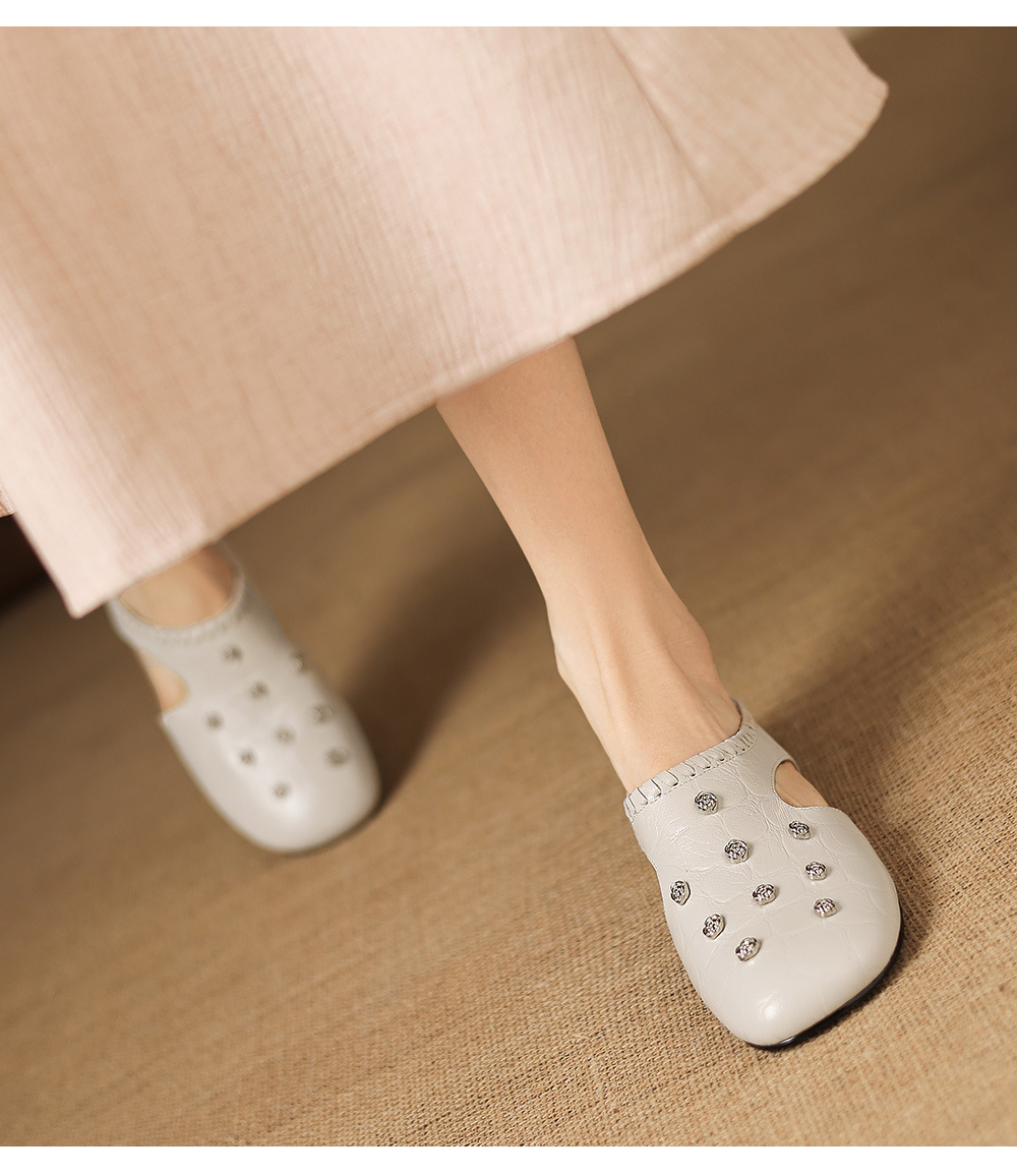 Sandal nữ hở mũi gót thấp da cừu vân đá, hoa đính mũi — đen chi tiết 12