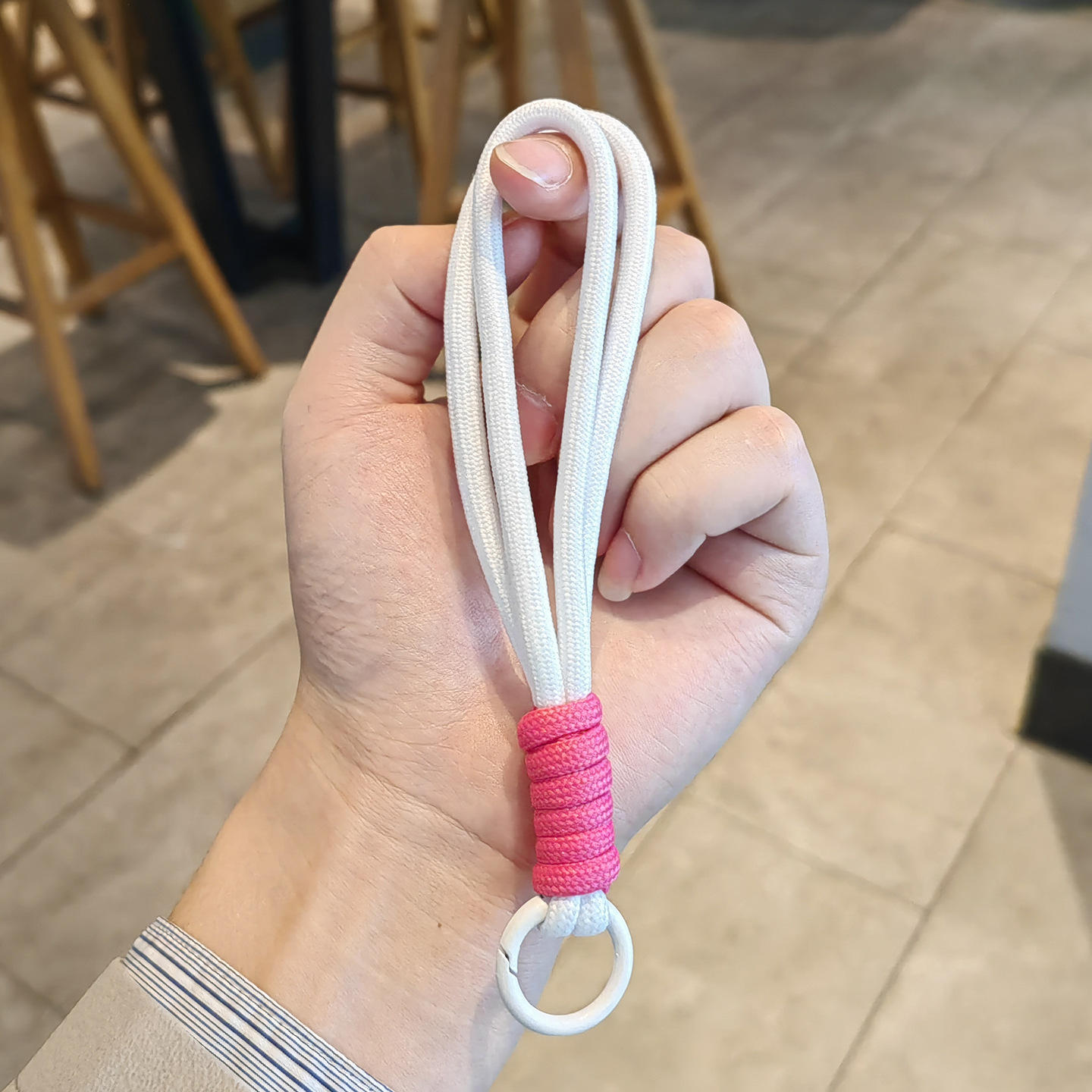 Nudo rojo de cuerda blanca