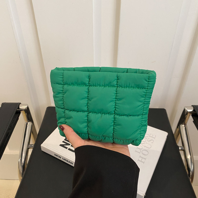 Bolso cosmético plisado de moda 2025 primavera nuevo estilo estilo occidental color caramelo pequeño bolso cuadrado femenino bolso casual coreano embrague