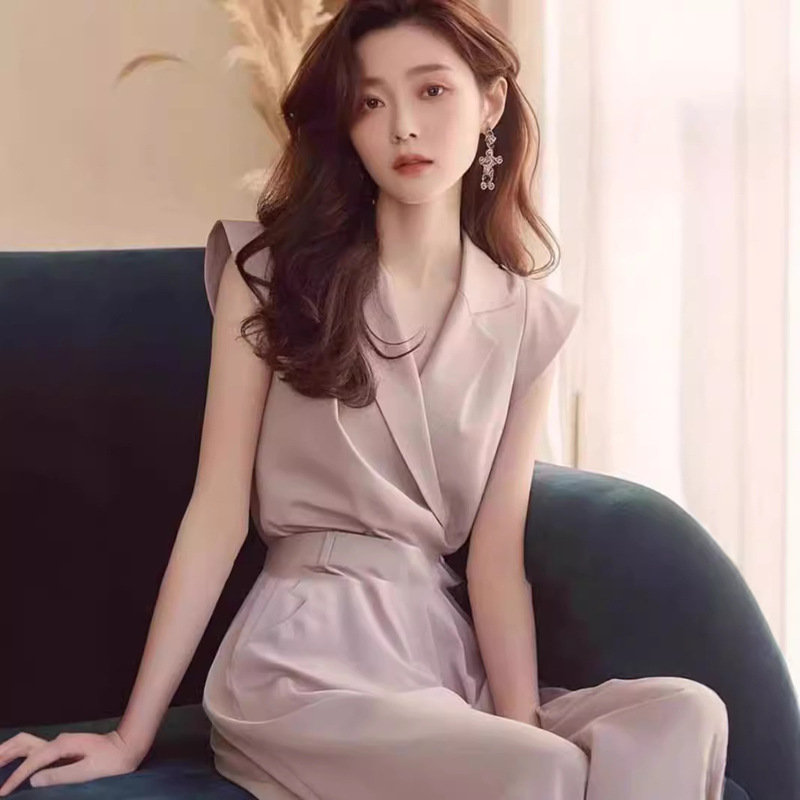 A Complete Set of Two-Piece Suits with a Capable Elegant and a Sassy Top and Pants for Summer, High-End Fashionable Women's Clothing