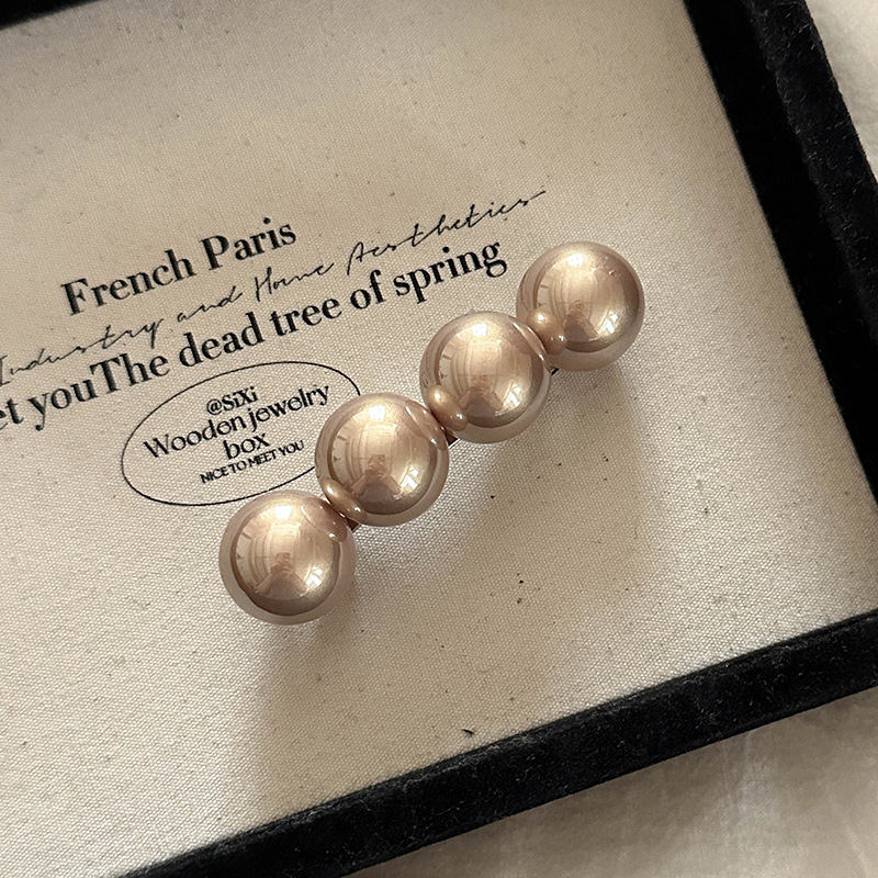 新商品の高級感のある大粒の真珠の一字のスプリングはシンプルな気質の髪飾りを挟みます。