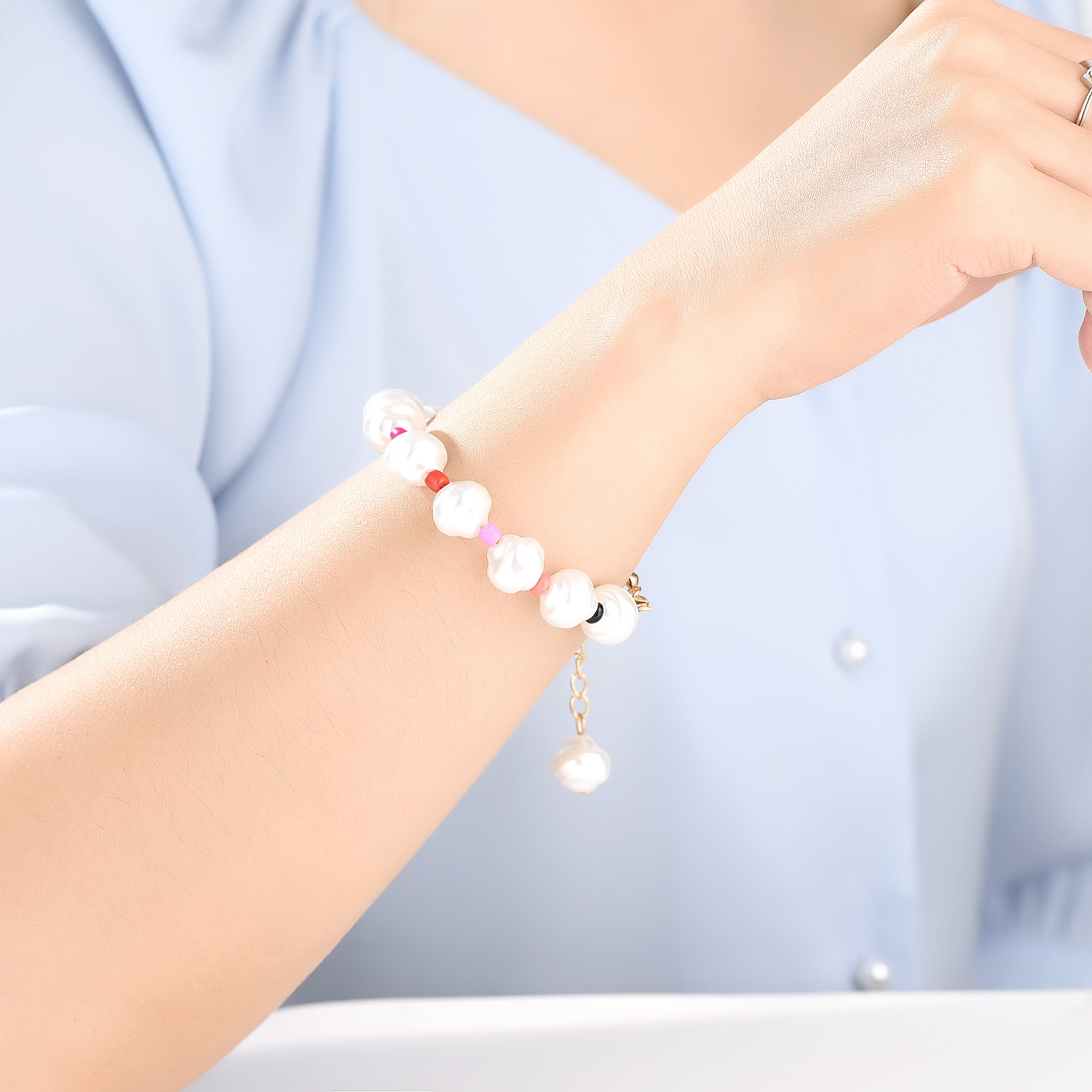 Simple Baroque Shaped Pearl Bracelet display picture 1