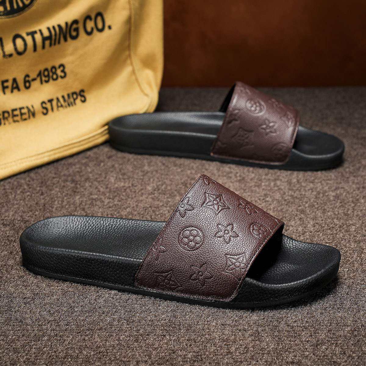 Zapatillas de estación europea para hombre 2025 ropa exterior de verano antideslizante y desodorante para hombre fondo suave casual sandalias y zapatillas de una palabra al aire libre