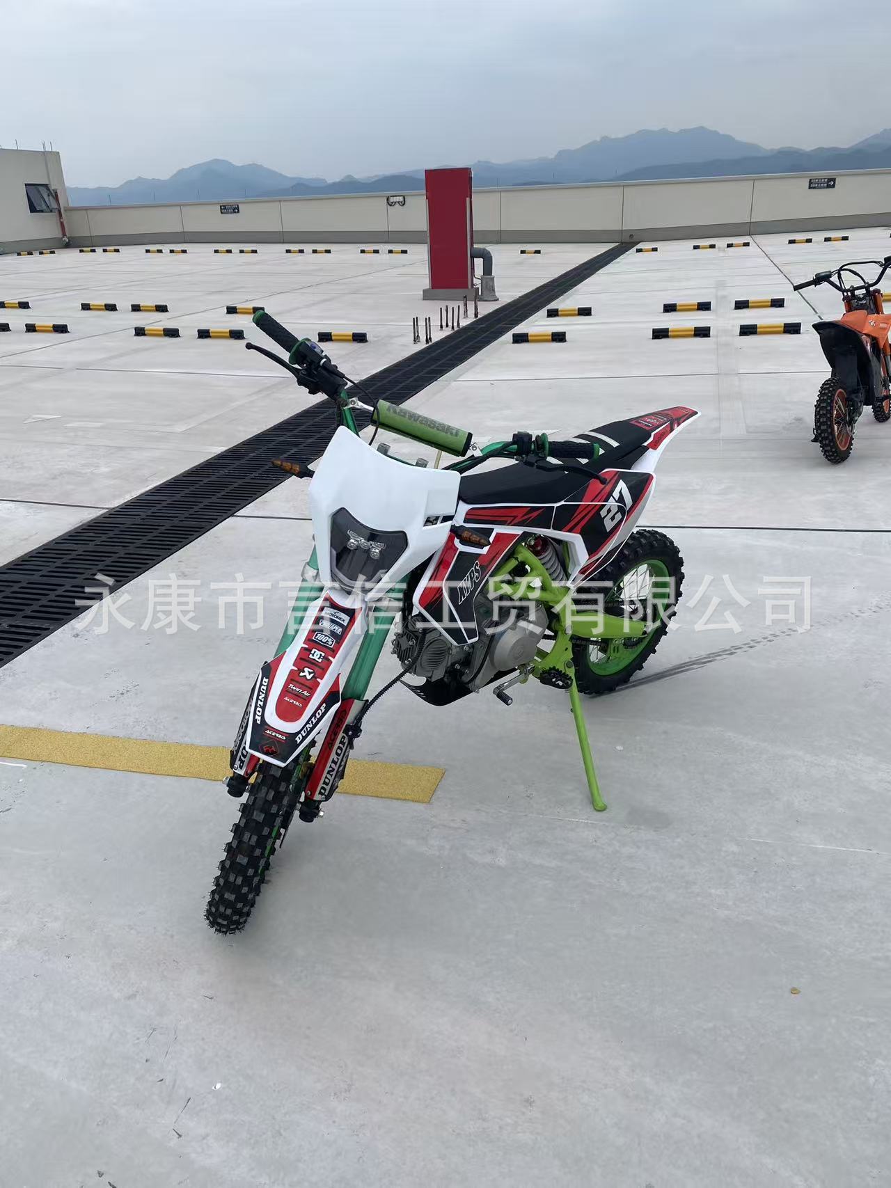 New HSWN125CC gasoline-powered off-road motorcycle, a two-wheeled, four-stroke, off-road vehicle suitable for teenagers and for use on mountain trails