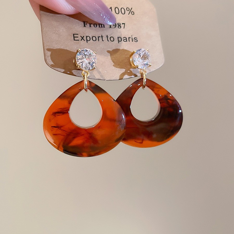 Aguja de plata Pendientes geométricos Maillard Pendientes de lujo ligero retro de nicho Pendientes de temperamento de todo fósforo de moda Sentido de alta gama al por mayor