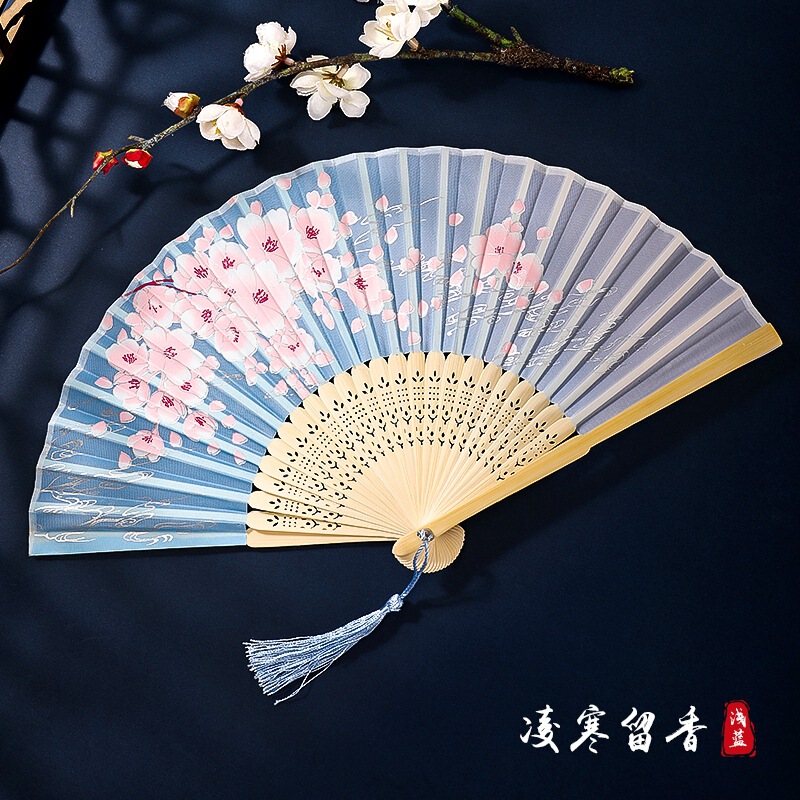 古代のチャイナドレスの女性の漢服の子供のダンスの桜の扇の中国風の夏は桃の花の扇子を身につけて古風を扇に折ります。|undefined