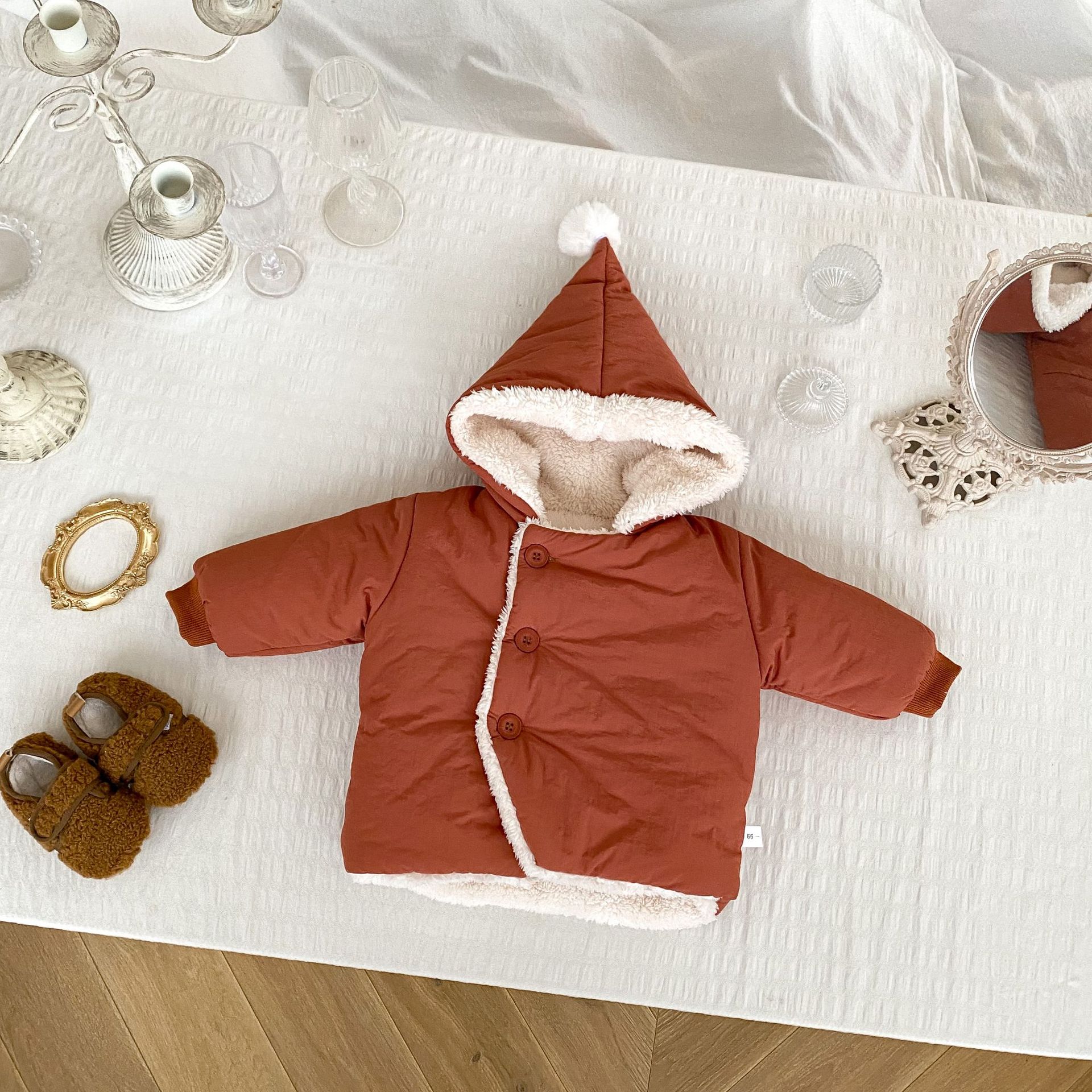 2024 invierno nuevo color sólido más chaqueta de bebé cálida de terciopelo linda bola tridimensional chaqueta de bebé de manga larga con capucha