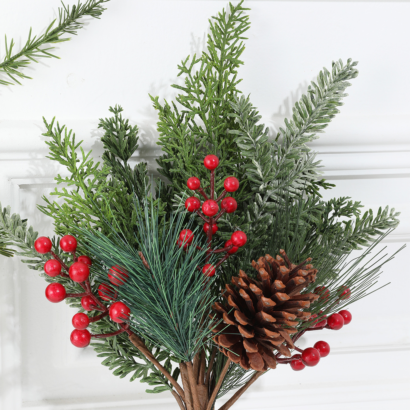 Simulación transfronteriza PE hoja verde con nieve pinos rojos pinos pinos aguja decoración hojas de lujo diseño de decoración del hogar