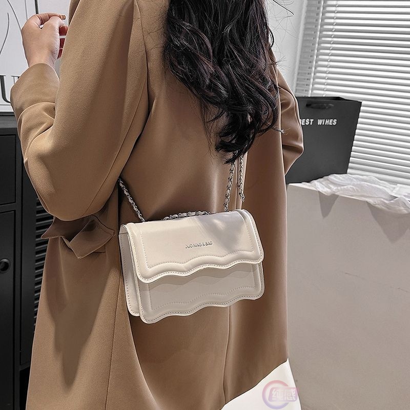 Borsa a tracolla piccola da donna con catena stile minimalista_voghion.com