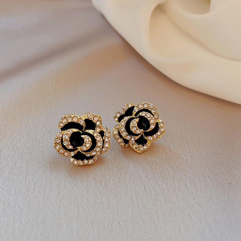 Pendientes geométricos con pliegues irregulares con cuentas de vidrio con aguja de plata Pendientes de alta calidad de temperamento negro Pendientes ligeros de lujo