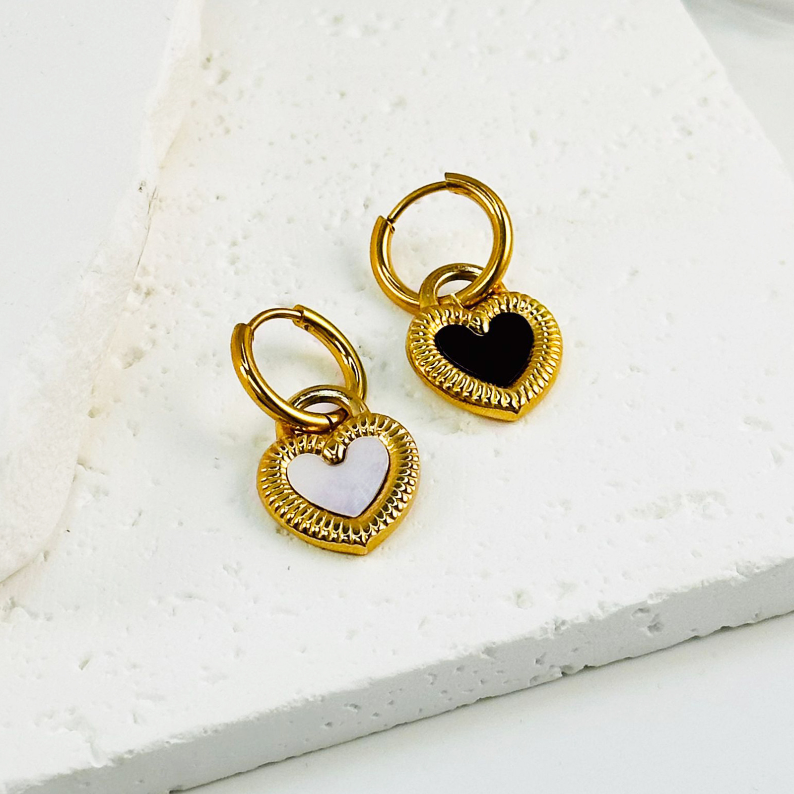 Amor negro y blanco oro moda personalidad de acero de titanio orejetas de lujo ligero para mujeres atmósfera popular pendientes de lujo ligero joyas