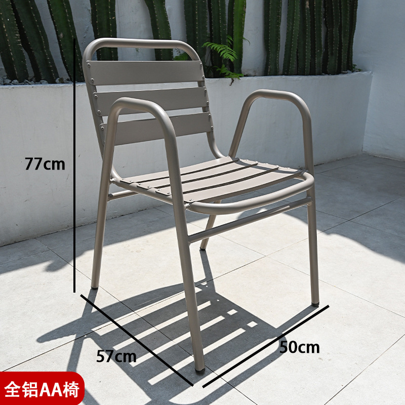 Mesas y sillas al aire libre nórdicas Patio de la villa Jardín Sillas de mimbre al aire libre Terraza de ocio Impermeable Protector solar Luz Lujo Mesas y sillas de alta gama