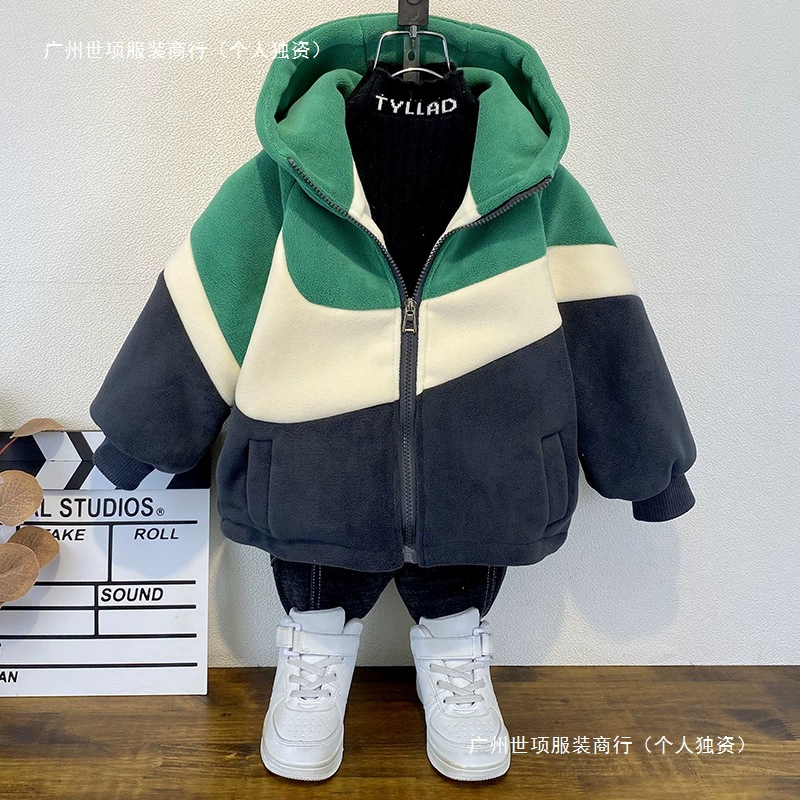 Мальчик осенью и зимой бархатное утолщение куртка 2024 новый иностранный ребенок зимний бархатный топ Оли красивый детский хлопчатобумажный костюм