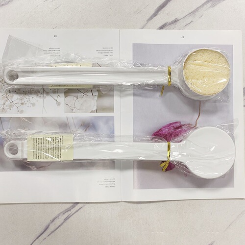 Japanese boxed unprinted long-handled bath brush, soft-bristled bath brush that does not ask anyone to rub your back, a good quality bath brush