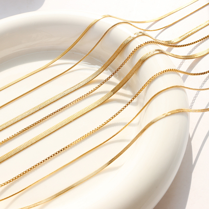 Venta caliente minimalista todo partido chapado en oro Cadena de clavícula estilo fresco ins elegante collar de cadena de hueso de serpiente de hoja de doble capa para mujeres transfronterizas