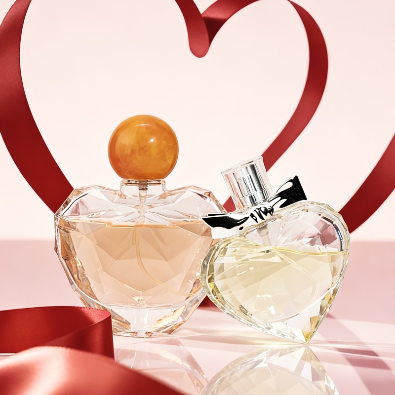 Suministro de botellas de perfume en forma de corazón 100ml 50ml 60ml botellas de pulverización de corazón de melocotón de presión de botellas de vidrio creativas