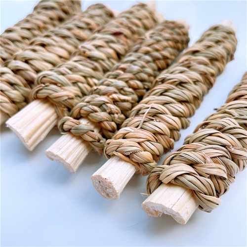 Sweet bamboo wrapped in water grass, small pet straw teething toy, rabbit, chinchilla, hamster, squirrel chewing molar, teething toy