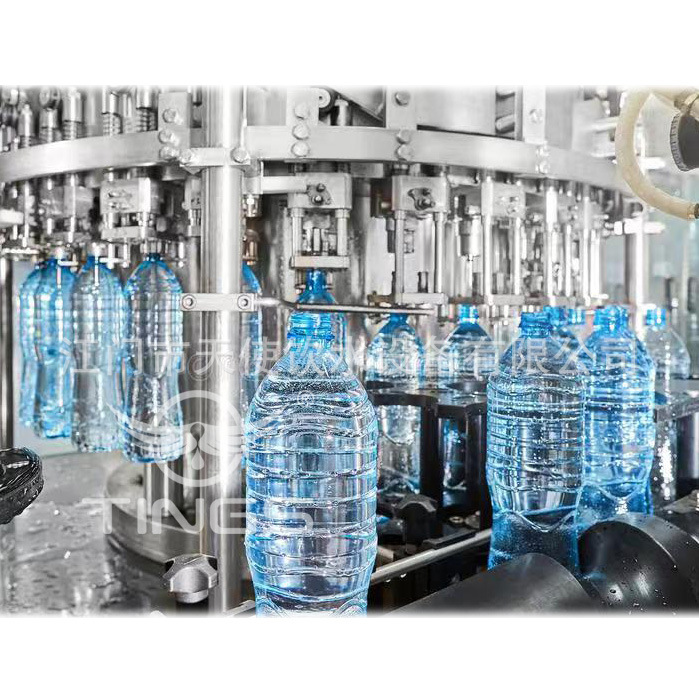 Fabricante D PET máquina de llenado de agua potable embotellada equipo automático tres en uno máquina de llenado de líquidos línea de producción