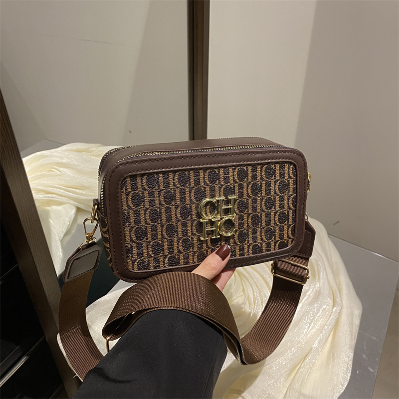 Nueva moda de primavera de 2025 letras impresión bolso cuadrado personalidad de color contraste amplio cinturón de hombro bolso de mujer