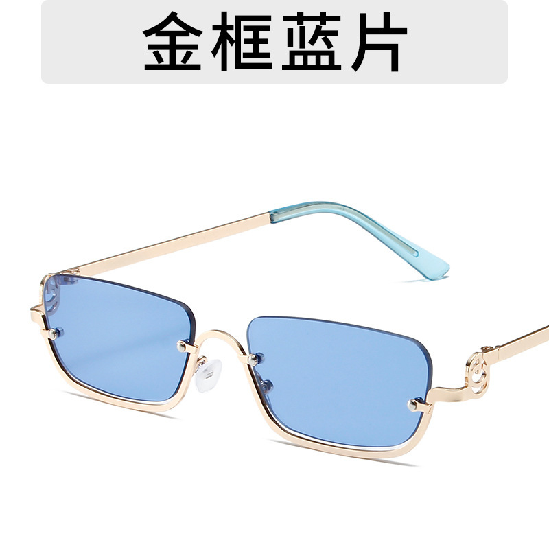 Película azul con marco dorado