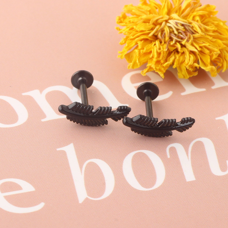 Pointed titanium steel lip stud product view