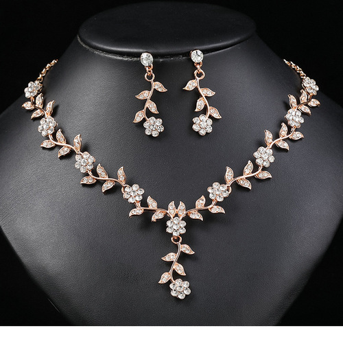 Factory direct supply to European and American necklace sets for brides, retro and versatile plum blossom shape inlaid with colored diamond clavicle chain wholesale