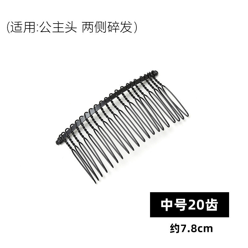 Medium size, 20 teeth, approximately 7.8cm in length