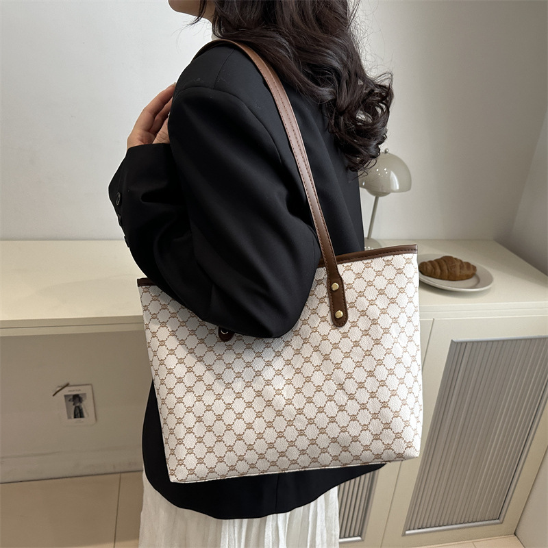 Bolsa de clase retro de gran capacidad para mujeres invierno 2025 nueva moda nicho bolso de hombro universal