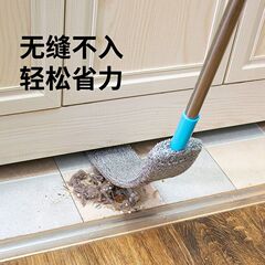 ベッドの底の清潔なはたきの隙間を掃除してほこりを掃除します。