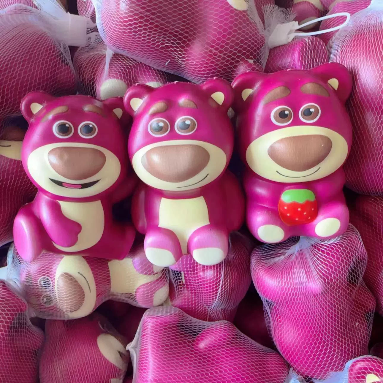 Чистый красный клубничный медведь сжимает музыку и медленно возвращается в детский сад