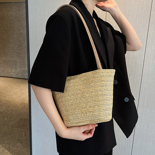 This year's popular women's summer grass weave bag, versatile braided large capacity single shoulder bucket bag